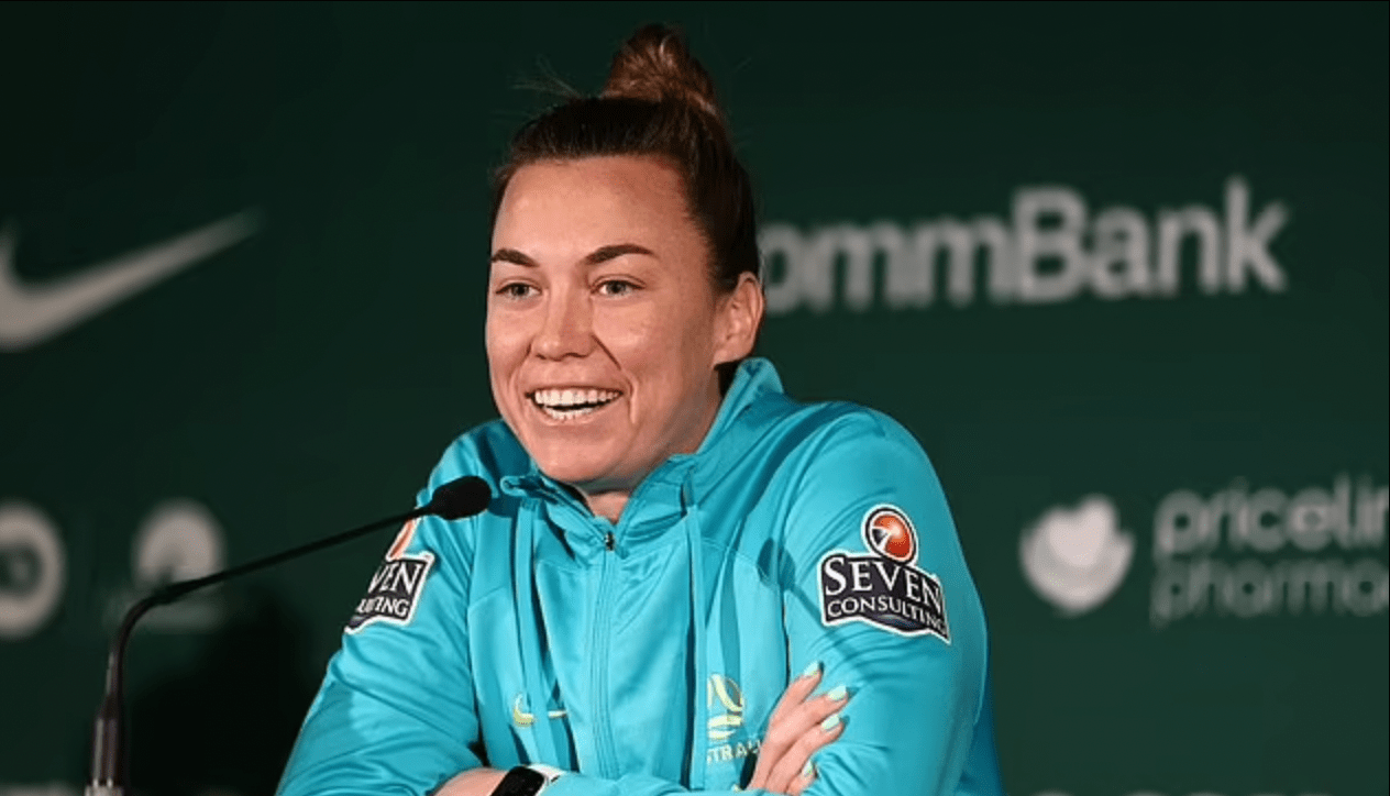 当被问及球队在开球前播放什么歌曲时,守门员说:"有妮基·韦伯斯特的