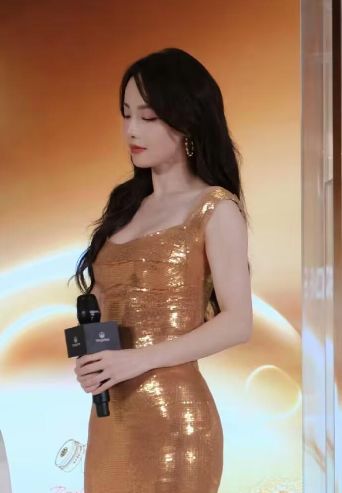 张嘉倪身材惊人,裙子紧得没有赘肉出来,"花瓶腰"太抢眼_造型_风格