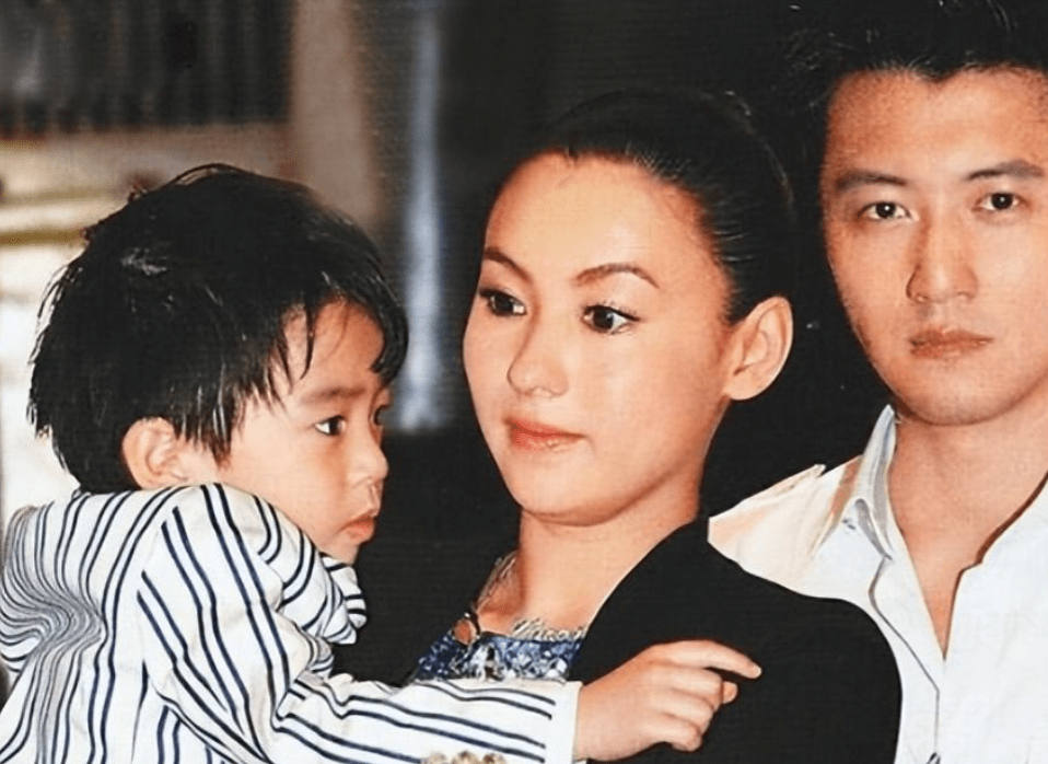 谢霆锋疑与张柏芝母子一同返港,儿子举动暴露父母关系,暗藏爱意_谢振