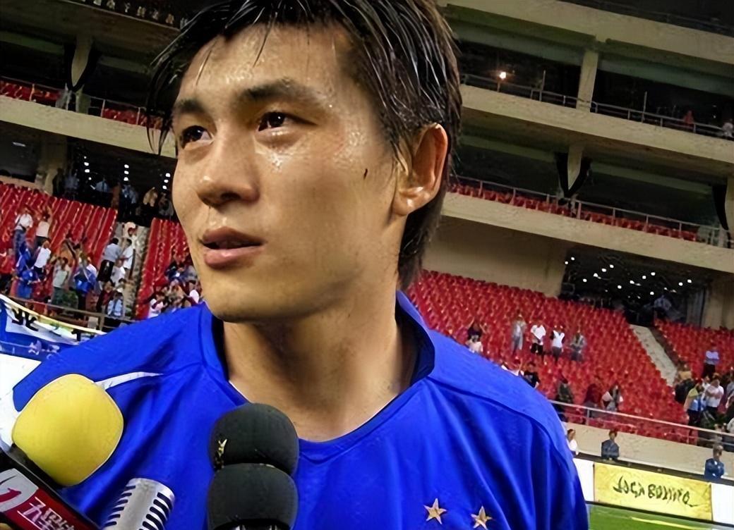 他曾是国足头号射手,与空姐女子分手,独自抚养儿子,45岁仍单身_张玉宁