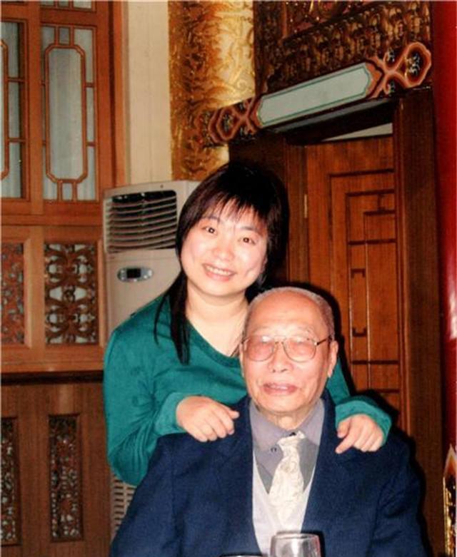 哥哥是皇帝,大伯是光绪,奶奶是慈禧,他却非常低调地