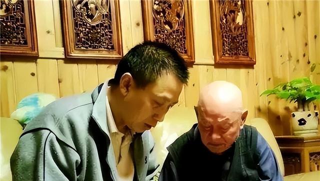 小战士送炮弹,见师长十分眼熟,原来是自己"牺牲"19年的父亲_颜伏_颜邦