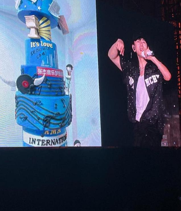 这个蛋糕设计看似十分复杂,背后寓意深远,选用了张杰的应援色蓝色