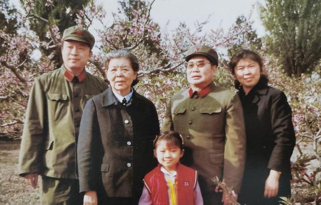 杨得志与家人的珍贵合影,五女一子家庭美满,多张珍贵