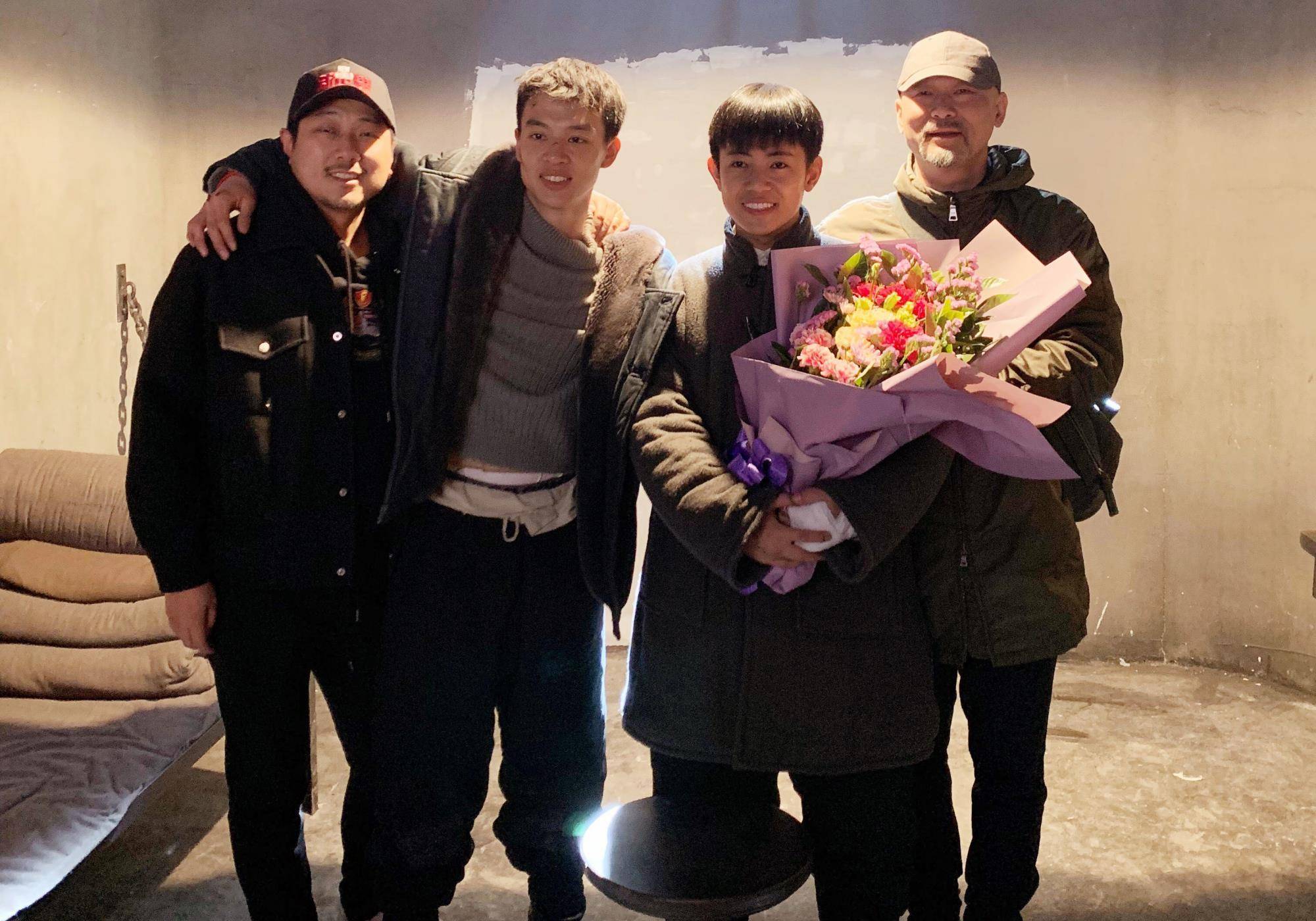 《新世界》小红袄原来是他,5个证据指向他,洪洋晒剧照暴露身份_徐兵