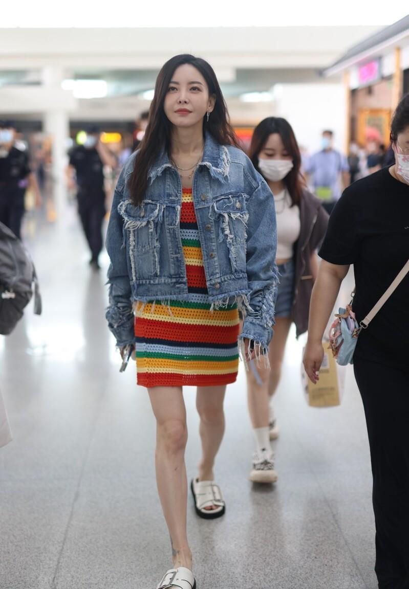 于文文百搭机场穿搭尽显,168cm完美身高展现绝妙性格!_时尚_气质_造型
