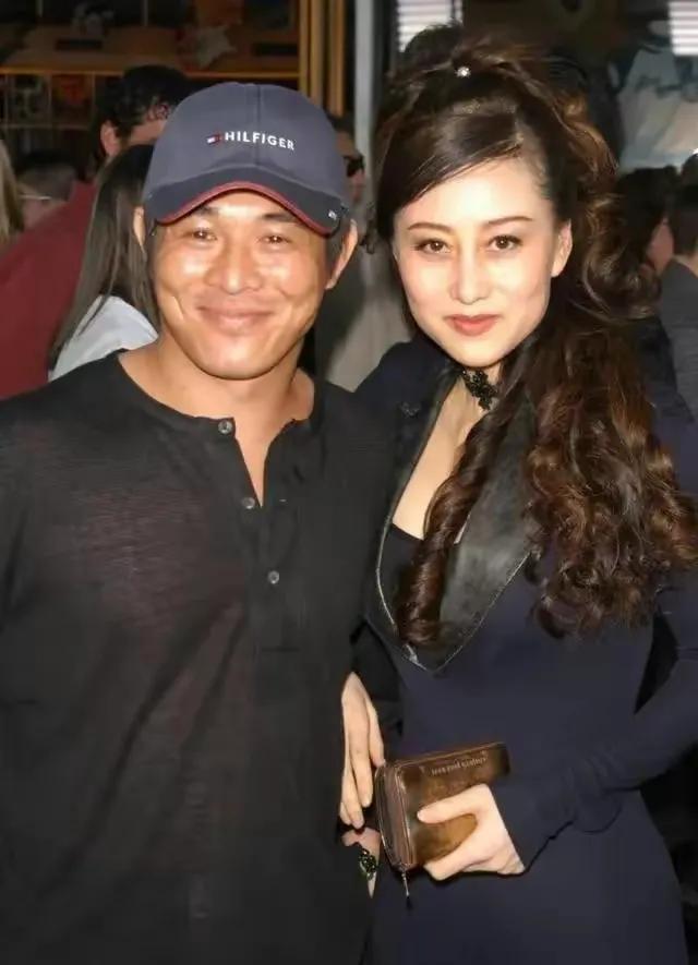 李连杰晒妻子近照,现任妻子利智衰老像奶奶,前任黄秋燕依旧美艳_生活