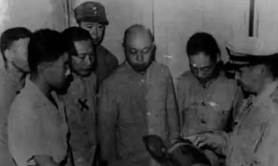 1947年,宋美龄在家睡觉,丢失珍贵钻戒,老刑警:被老鼠