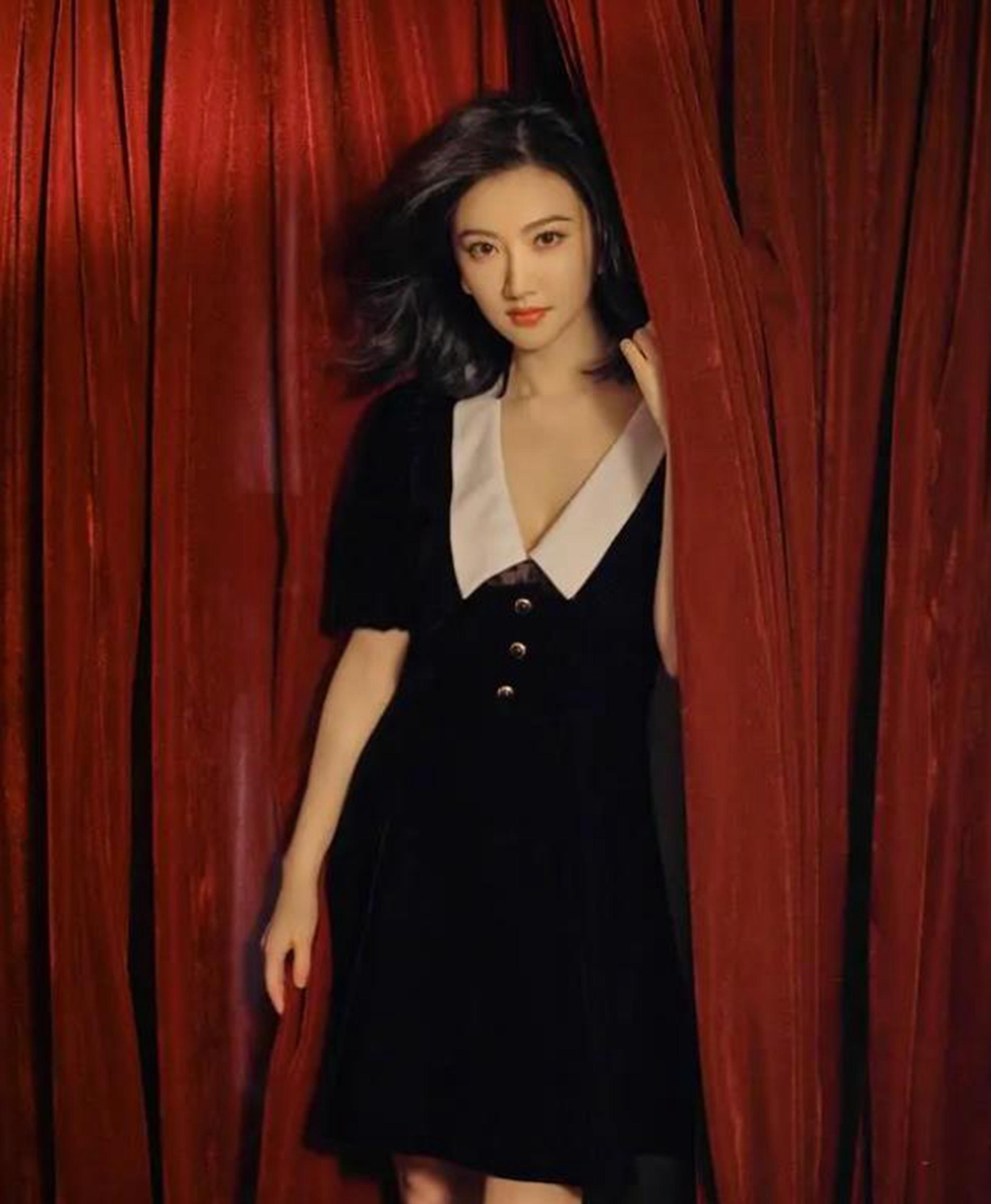 在公司最新发布的美照中,景甜的造型令人惊艳.