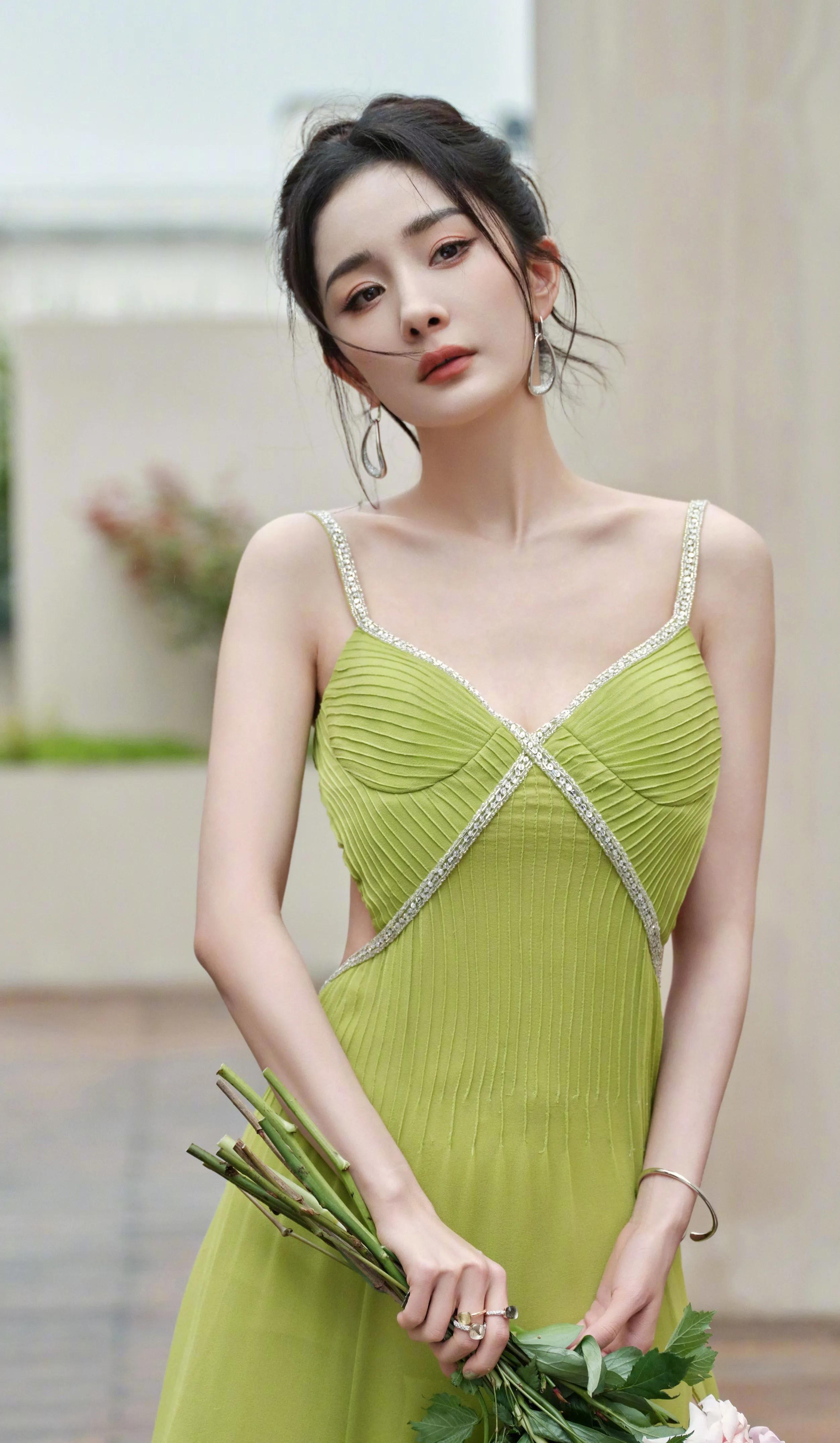 《姐姐》夏日优雅绿色,清新靓丽明星绝美时尚写真壁纸_照片_魅力_色彩