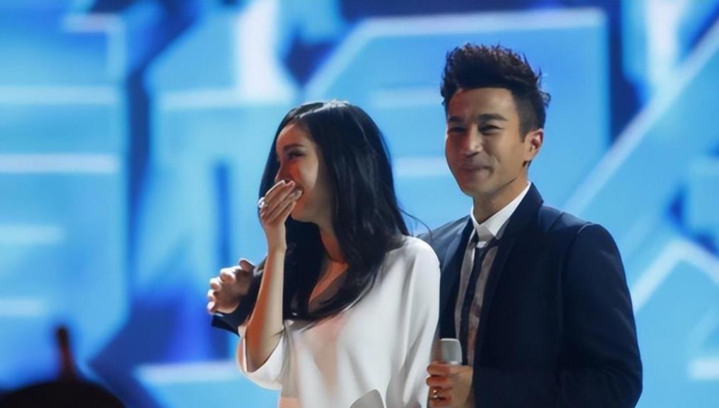 穿白色t恤踩帆布鞋有活力,47岁颜值仍冻龄_刘璀翎_杨幂_哥哥