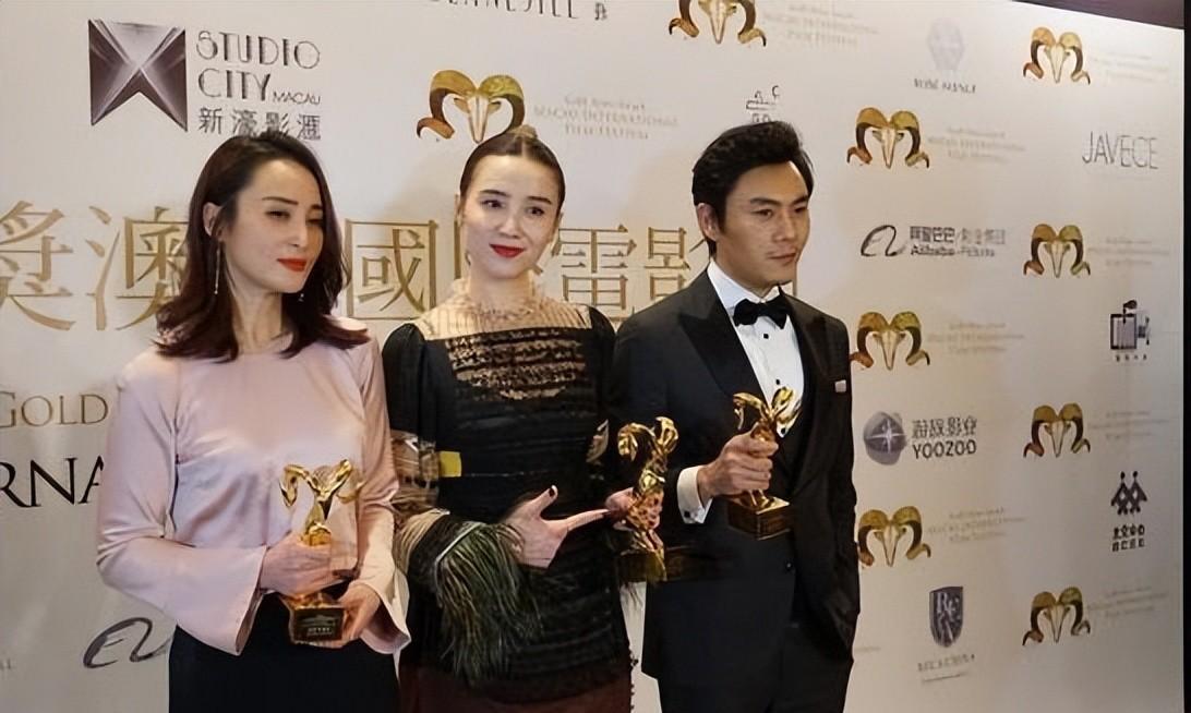 蒋勤勤和宋佳同框,已婚和单身的区别一目了然,少女又时尚_穿着_魅力