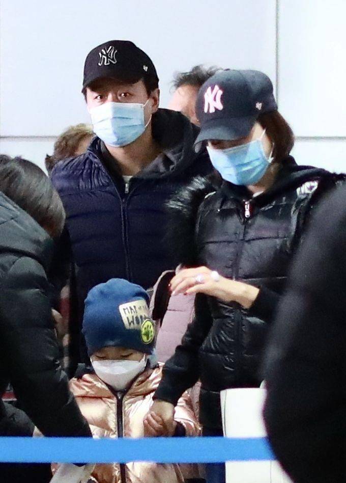 佟大为一家五口走机场,儿子打扮比俩女儿鲜亮,关悦秀硕大鸽子蛋_造型