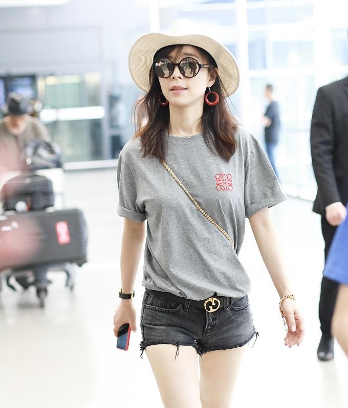 "方向盘"牛仔短裤搭配灰色短袖,张静初展现完美身材!