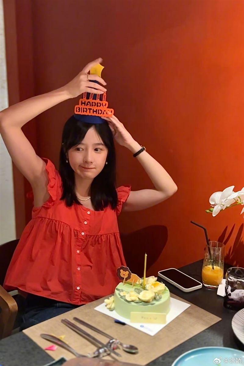 晒绝美庆生照近况曝光了_徐娇_演出_鲜花