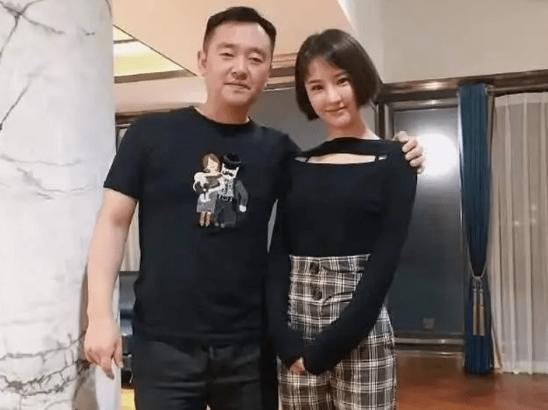 孔令辉久违亮相!胖了,发福严重满面油光,消失多年热衷紫砂壶