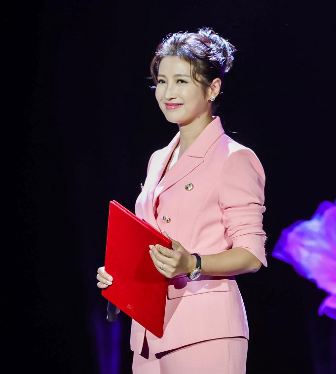 春妮皮肤白皙,相貌姣好,气质好,儿子首次曝光_造型_黑色_优点