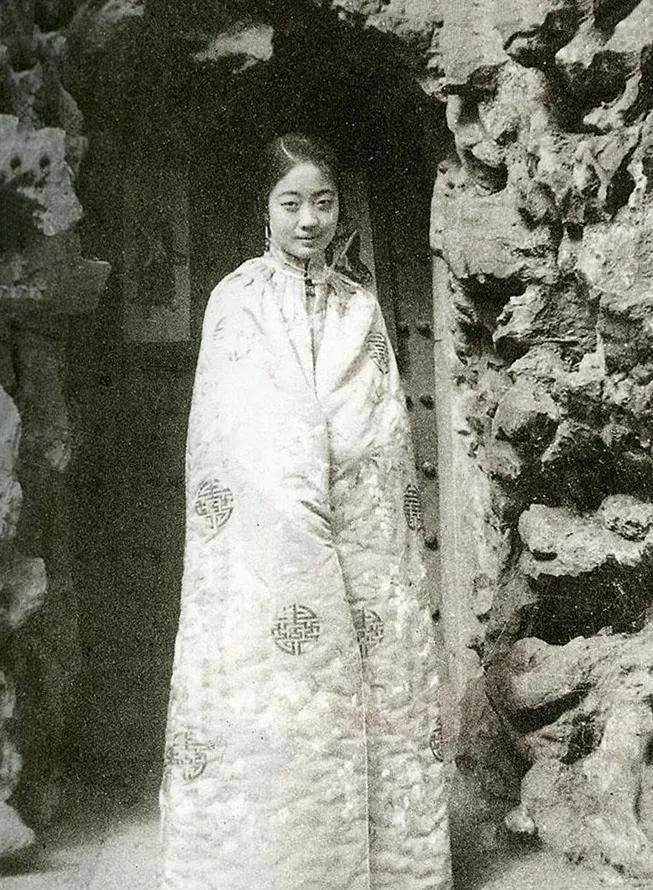 末代皇妃李玉琴逃难途中给了一个烧鸡给婉容,太监:不像话_溥仪_孩子