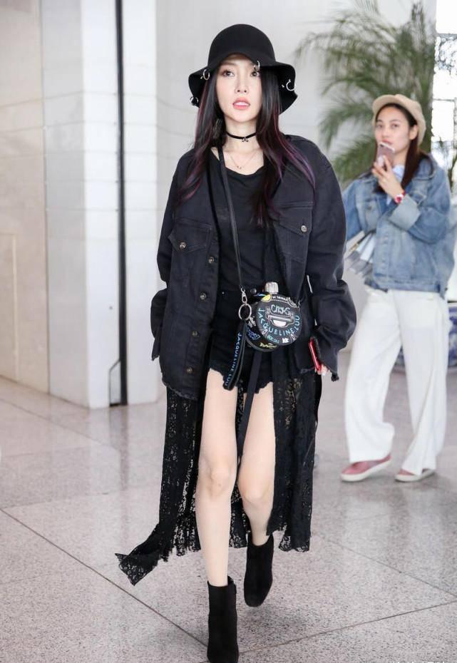 李小璐机场秀身材,前凸后翘人瘦却时尚,穿风衣配短裤像大学生_风格