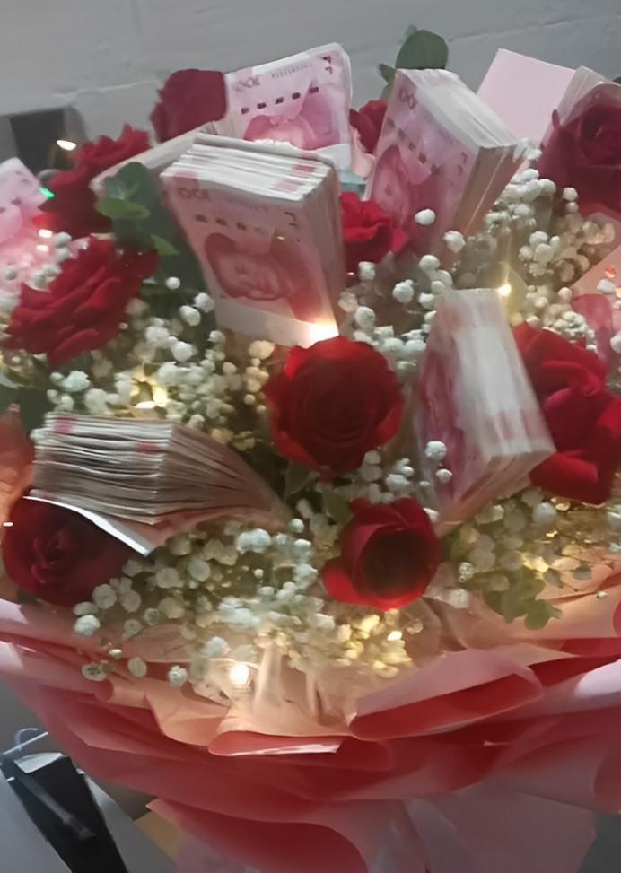 男子精心准备现金花束,女友笑得合不拢嘴,网友:不建议这样送_女生