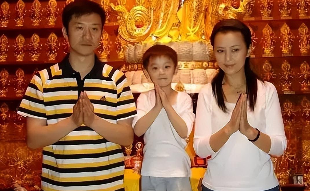 有一次在聚会当中认识了许云帆,许云帆比何音要小9岁,在初见何音的