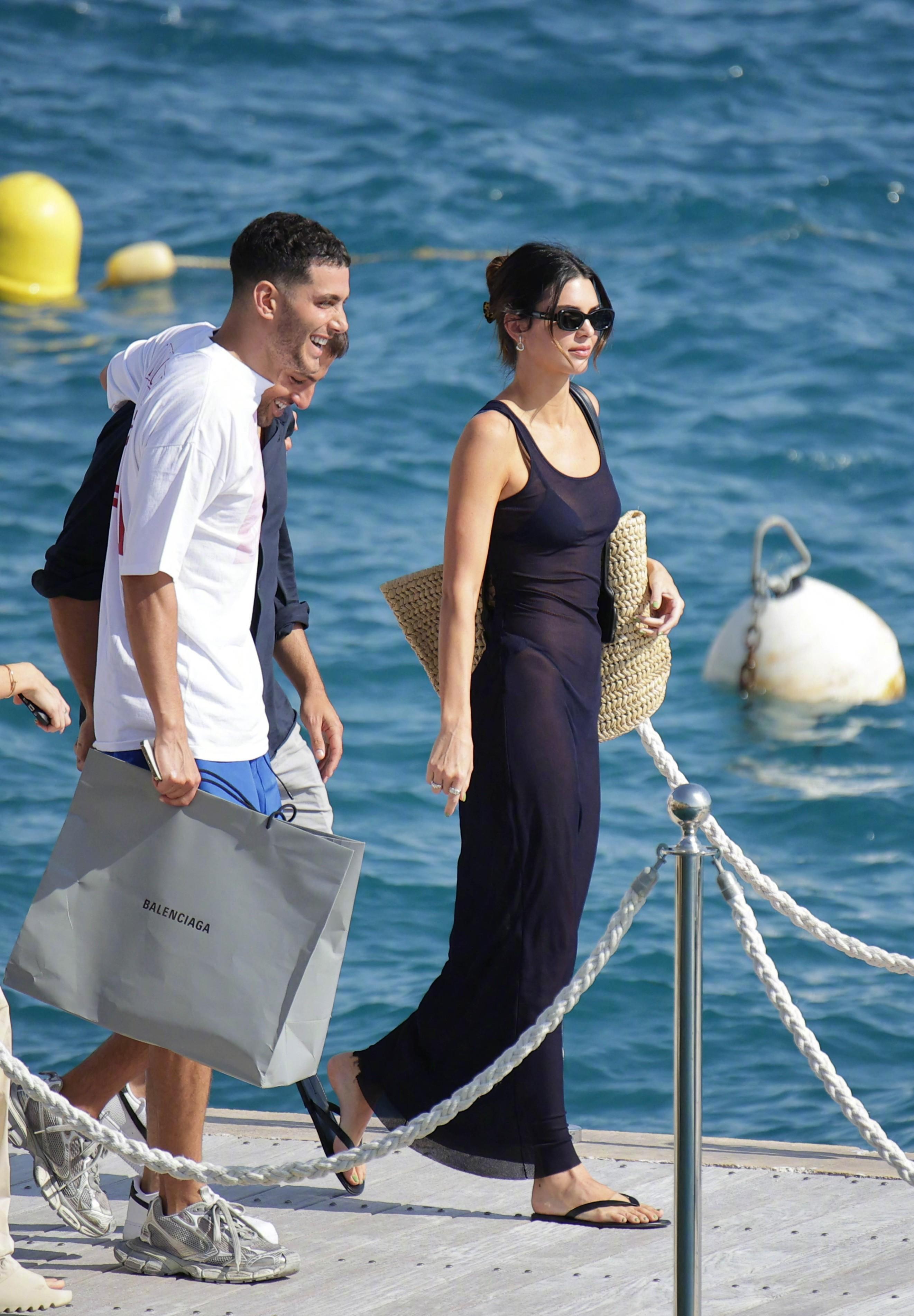 肯豆比基尼外搭轻薄长裙,676767这身材真好看啊_时尚_衣服_黑色