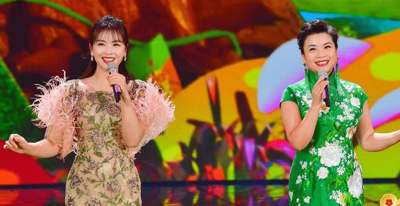 这是张也第25次登上舞台的舞台,在舞台上的她和知名演员刘涛合作演唱