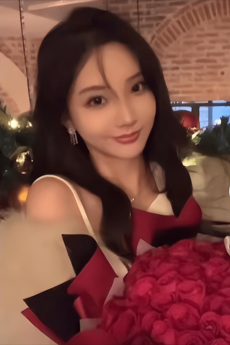 雪梨凭借自己的努力当上了网红更是做起了直播带货,后来嫁给了富二代