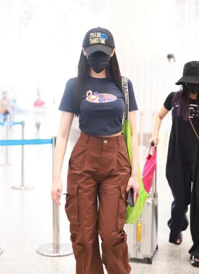 被张天爱惊艳了,穿露脐装建模身材太精致,1尺6蛮腰太吸睛了_风格_审美