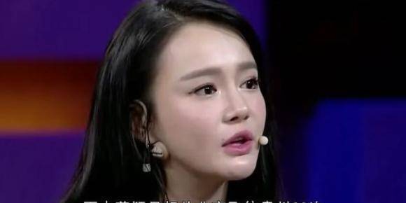 38岁冉莹颖出席晚宴,敬酒动作浮夸抢镜,弯腰耸肩被嘲像格格巫_邹市明