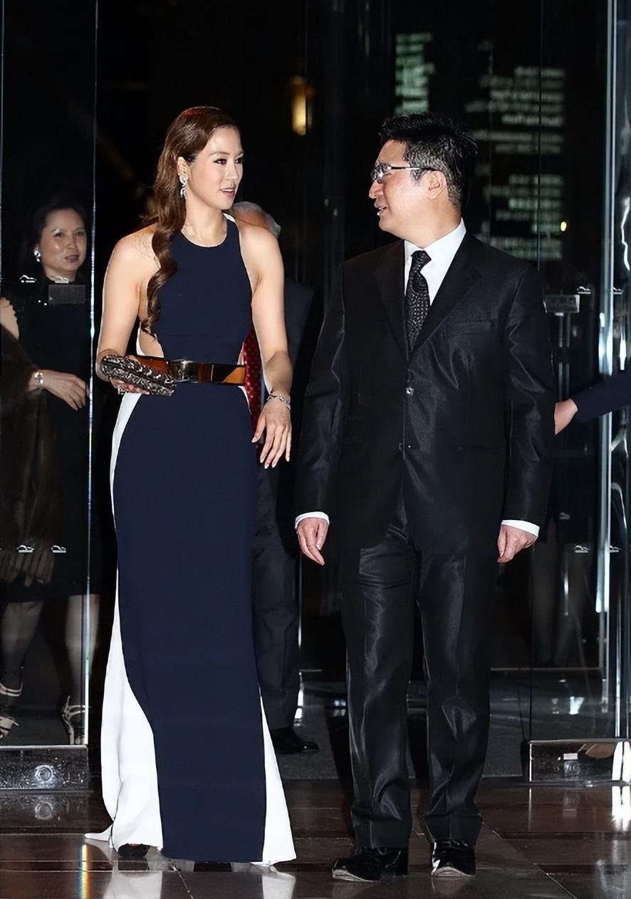 经母亲悉心培养的徐子淇,23岁嫁入豪门,8年生4胎,稳坐阔太之位_李家诚