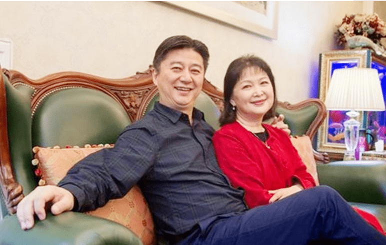 (吴亚玲与丈夫)而单位却不安排马兰工作,安徽黄梅戏剧院网站上演员