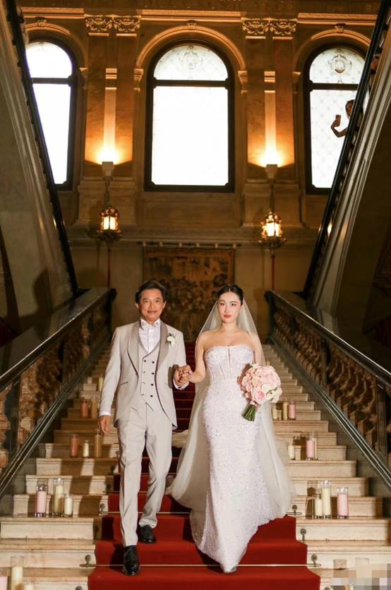 65岁莫华伦与妻子大秀恩爱,女方身材火辣太迷人,两人亲吻太甜蜜_王