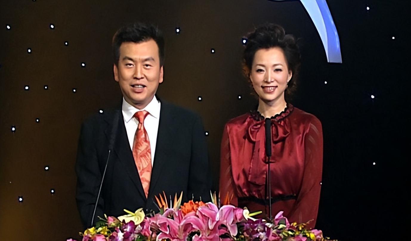 电视主持人张泽群:4次高考终成功,55岁老来有喜,如今苦尽甘来_董卿