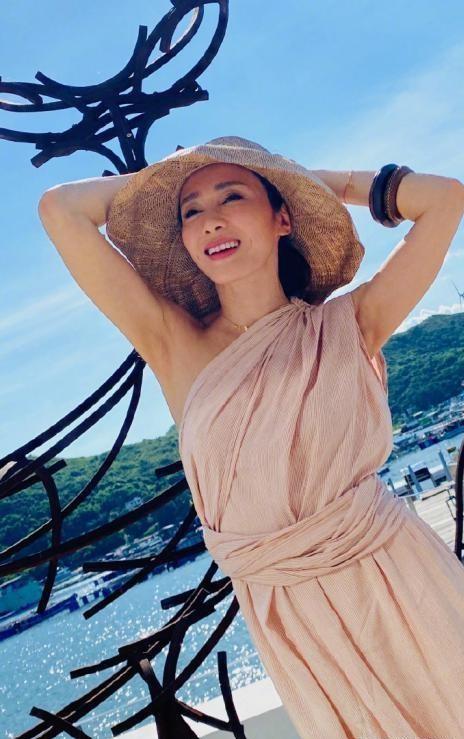 黎姿晒海边游玩照,笑眼梨涡状态超放松,息影多年不复出好可惜_生活