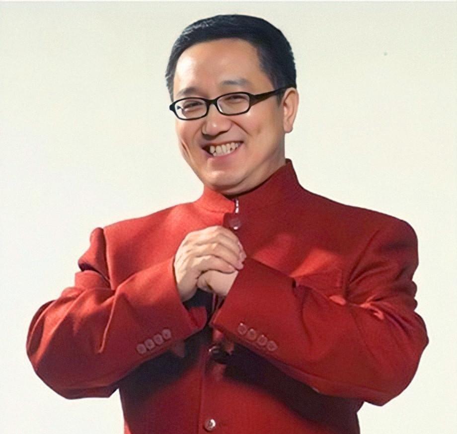 句号:7次登舞台,35岁拿影帝,二婚娶娇妻,48岁老来得女超幸福_表演