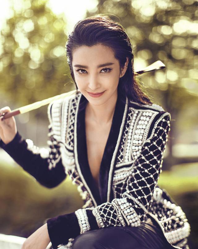 昔日女神李冰冰罕带娃,头戴方巾防晒意识高,双腿跪地为娃拍照_侄子