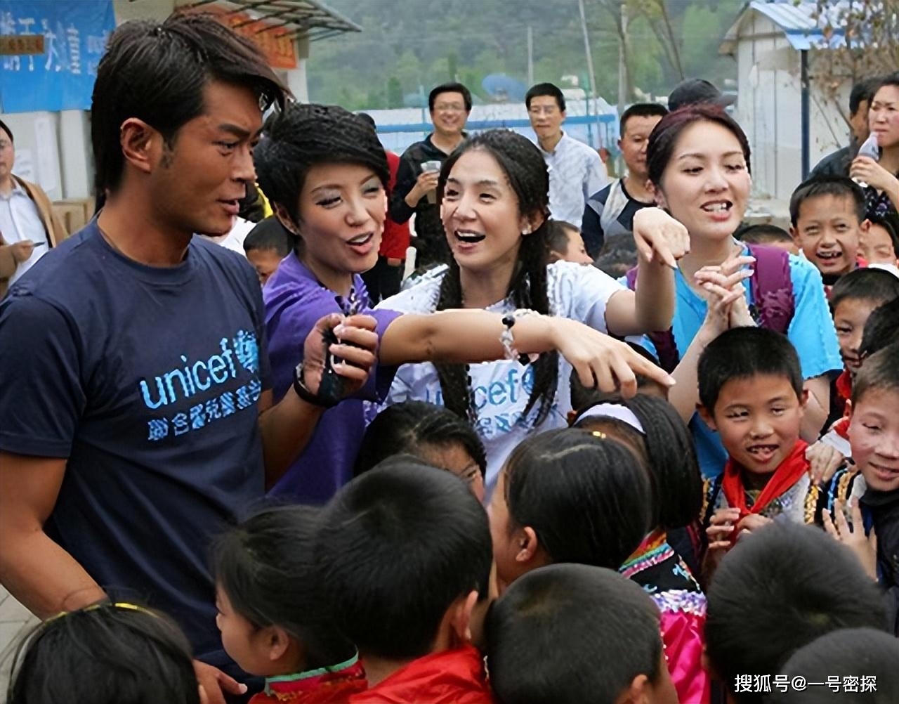 赵丽颖为家乡捐救灾物资,却遭网友道德绑架,炸出众多妖魔鬼怪_古天乐