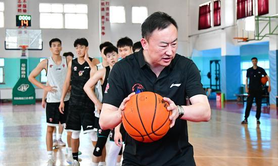 李春江的爱徒程望樊离开上海男篮,加盟青岛,并与刘维伟合作_赛季_球员
