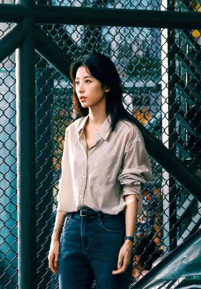 周雨彤:都市丽人的穿搭偶像,港风氛围感拉满!_时尚_职场_人们