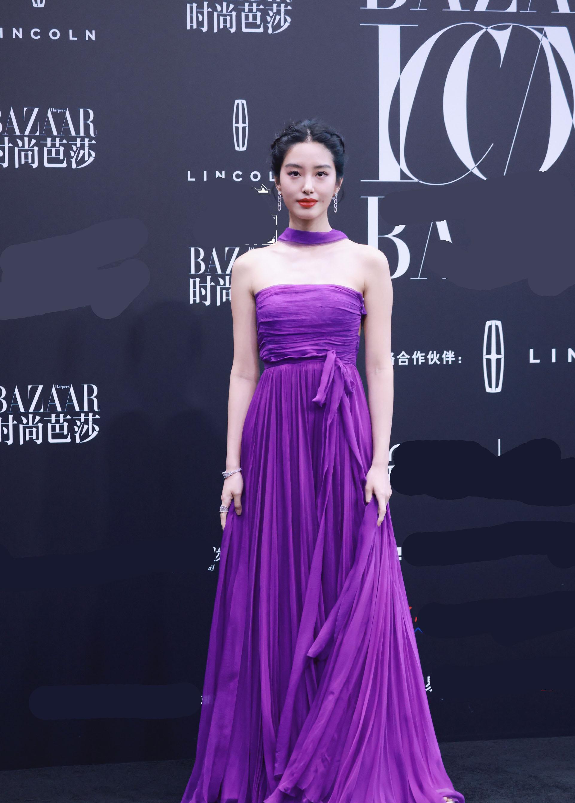 杨紫基金会选的最黑号码,娃娃裙变成破布,赵丽颖大招_裙子_连衣裙