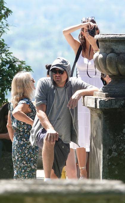 这边小李子和卡米拉的父母关系不错,卡米拉和小李子的妈妈也会一同