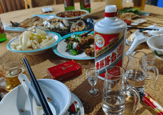 贵州的朋友,月薪7000,每天喝的是茅台,年薪百万也做不到天天喝_消费