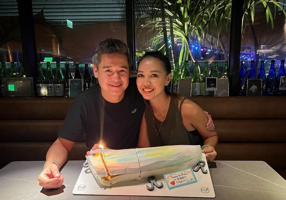 钟丽淇与朋友开心为老公庆生 晒夫妻恩爱合影老公白发明显_夫妻俩