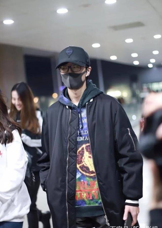 32岁许嵩近照!现身机场一脸严肃,身旁神秘女子引猜测!_黑色_网友_女友