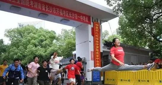 女儿高考估分能上清华，父亲大摆酒席，成绩出来后成“众人笑柄”