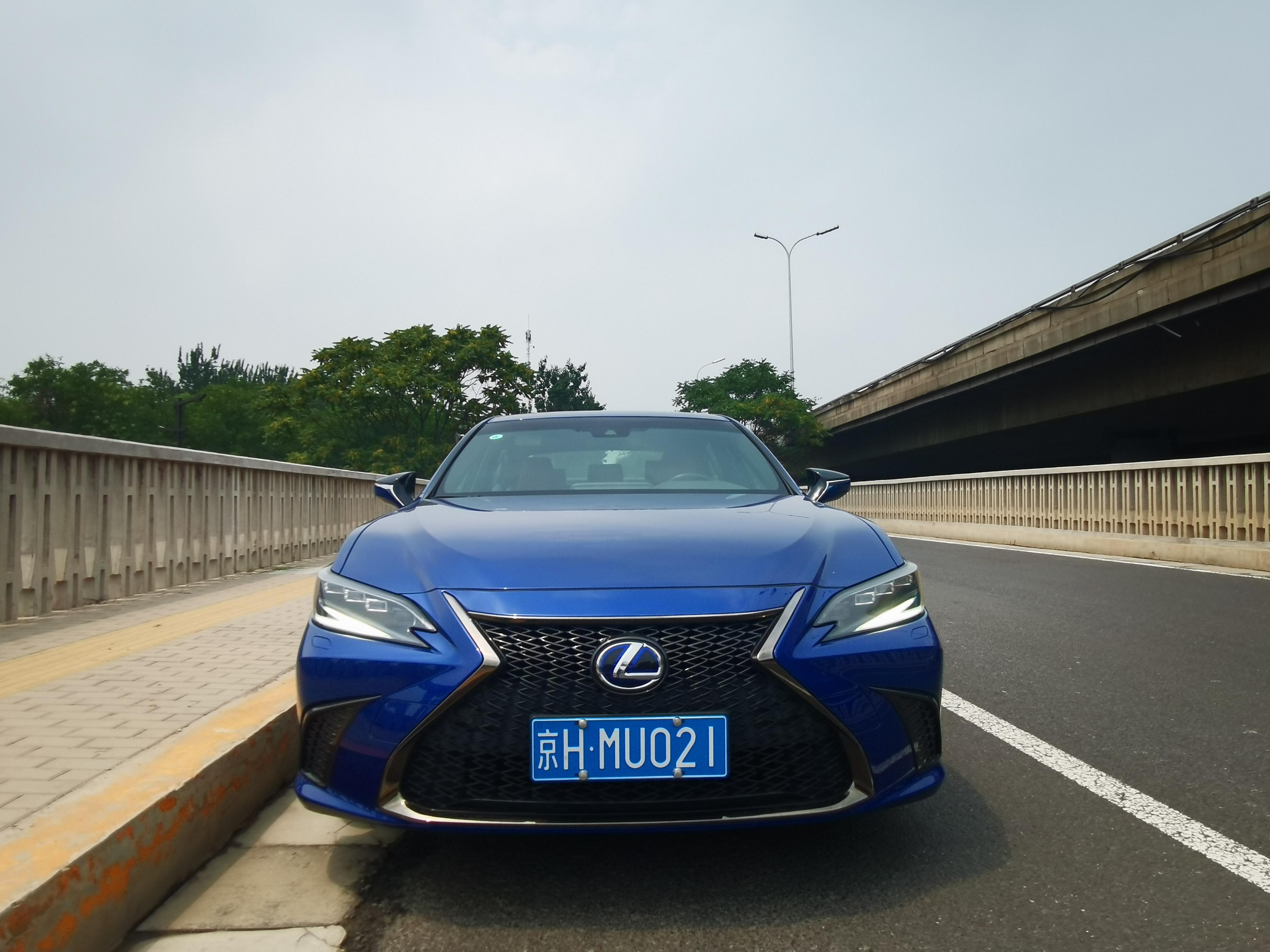 雷克萨斯es300h f sport:混动 运动打造全新驾乘体验