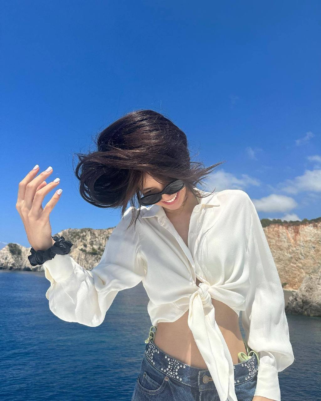 blackpink lisa晒出泳装度假照,有网友猜测她和弗雷德里克在约会_希腊