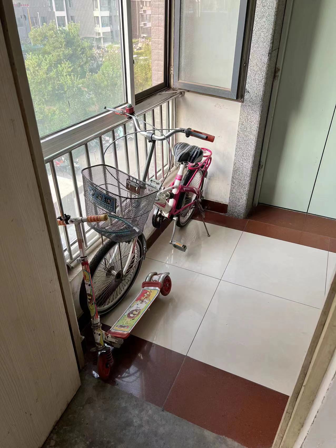 衡水市区部分小区公共通道被占 楼梯间内杂物堆积_楼道_电动车_居民