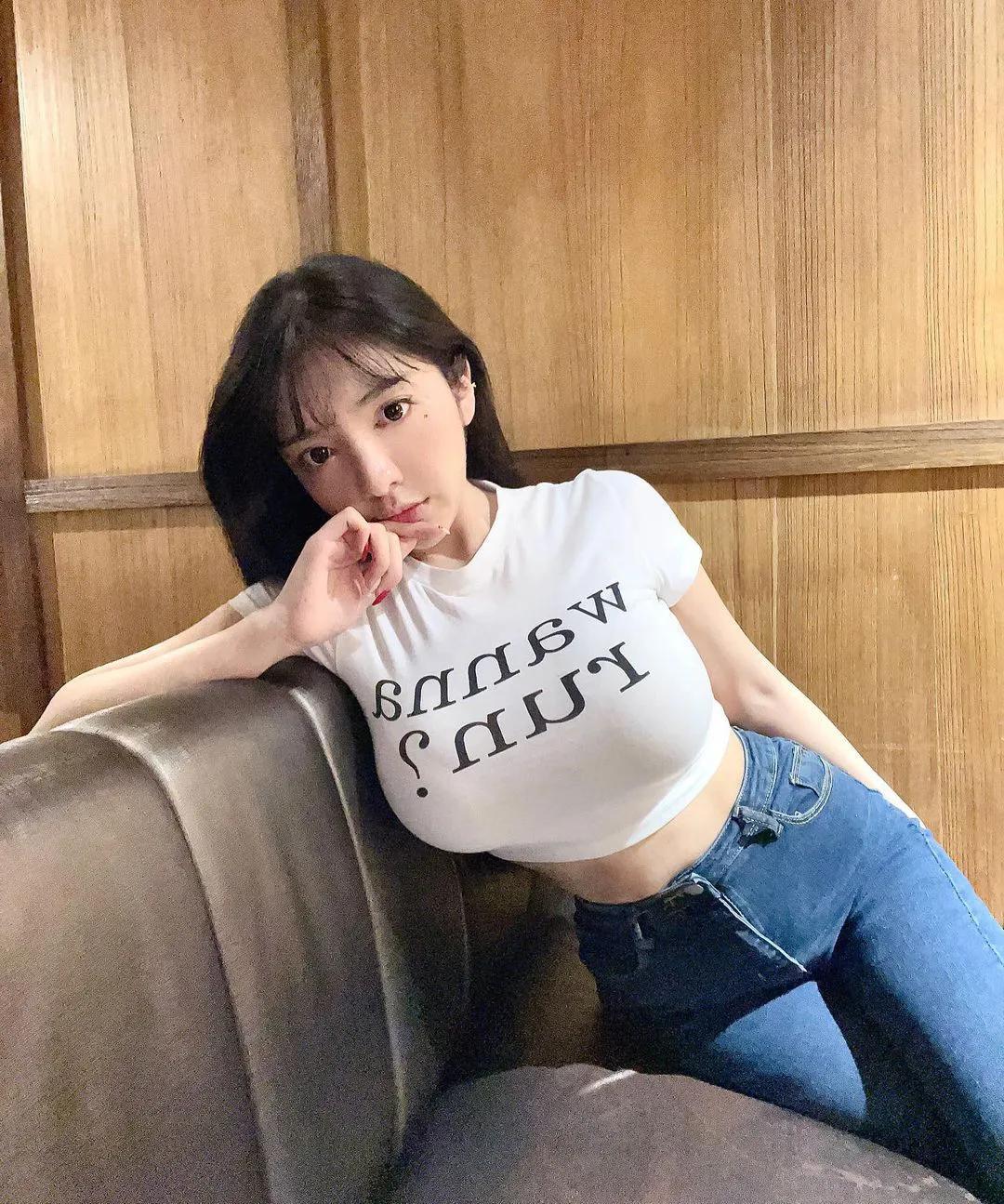 大秀火辣造型和丰满身材,清纯性感的标本